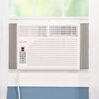 Acondicionador de aire de ventana Cool-Living de 10.000 BTU con kit de instalación y control remoto, enfría habitaciones de hasta 41,8 metros cuadrados, blanco