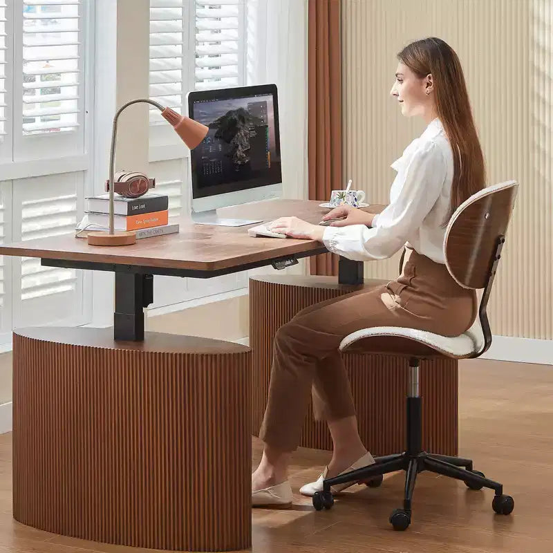Silla de escritorio de oficina ergonómica sin brazos Bestier Bentwood, cómoda silla de mesa con soporte lumbar, silla de tareas de cuero PU ajustable en altura con ruedas