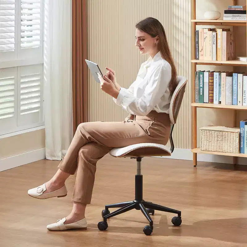 Silla de escritorio de oficina ergonómica sin brazos Bestier Bentwood, cómoda silla de mesa con soporte lumbar, silla de tareas de cuero PU ajustable en altura con ruedas