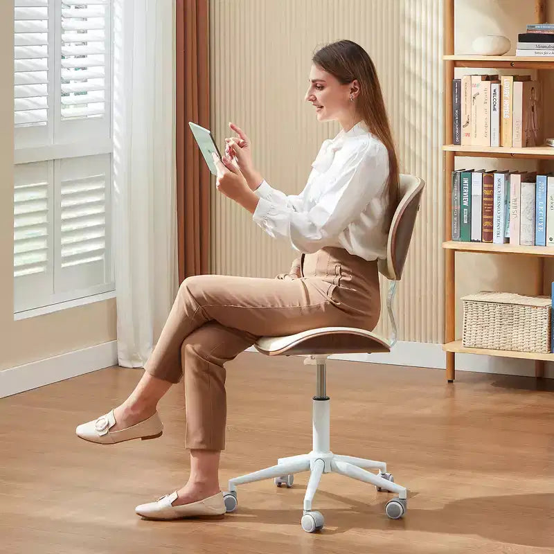 Silla de escritorio de oficina ergonómica sin brazos Bestier Bentwood, cómoda silla de mesa con soporte lumbar, silla de tareas de cuero PU ajustable en altura con ruedas