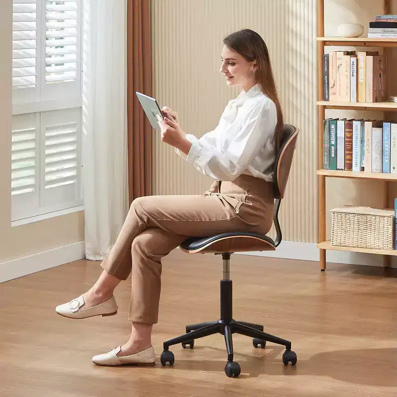 Silla de escritorio de oficina ergonómica sin brazos Bestier Bentwood, cómoda silla de mesa con soporte lumbar, silla de tareas de cuero PU ajustable en altura con ruedas