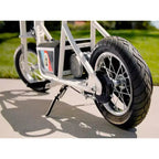 Minimoto eléctrica retro Razor Rambler 12 con motor de 250 W y batería de 24 V, blanca