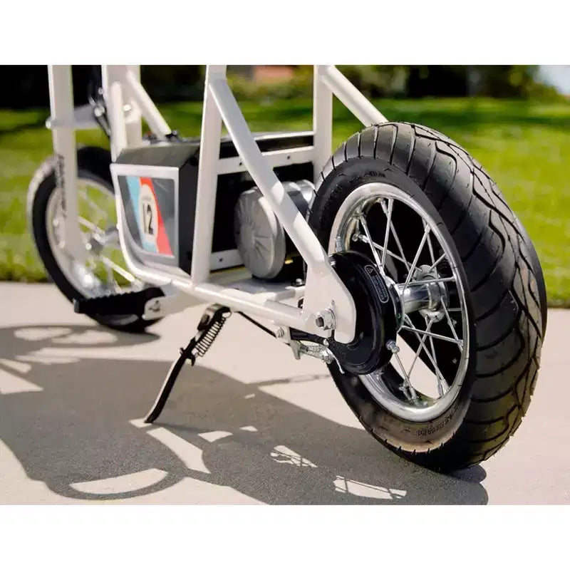 Minimoto eléctrica retro Razor Rambler 12 con motor de 250 W y batería de 24 V, blanca