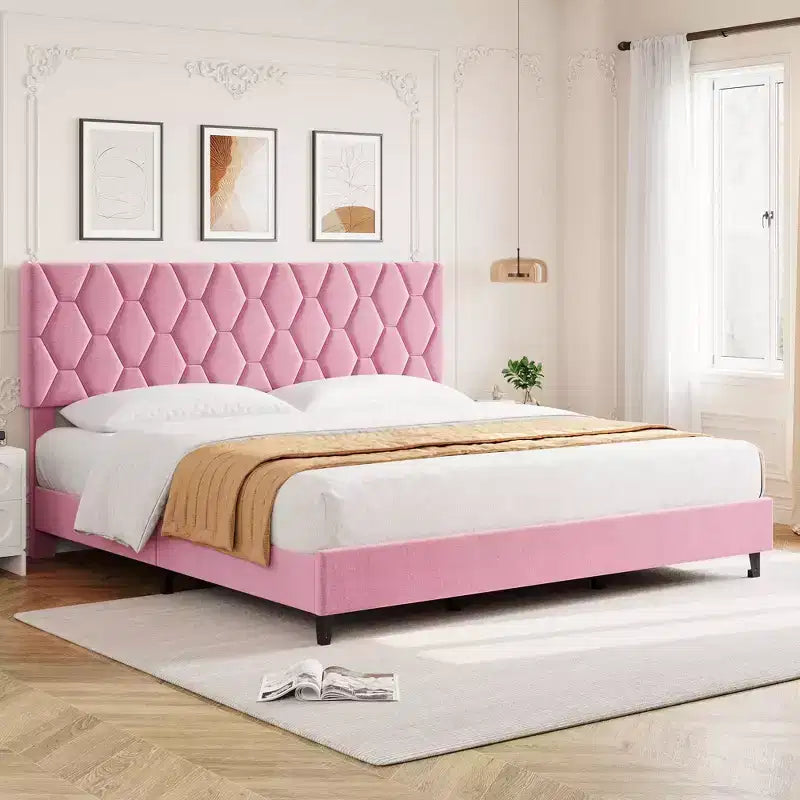 Base de cama rosa tamaño King con cabecero tapizado, base de cama de plataforma resistente con fuertes listones de madera, no necesita somier/sin ruido/fácil montaje