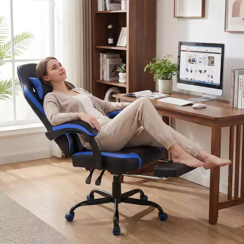 Silla Gaming Costway con reposacabezas, soporte lumbar, reposabrazos de unión y respaldo reclinable, blanco y negro/azul marino y negro