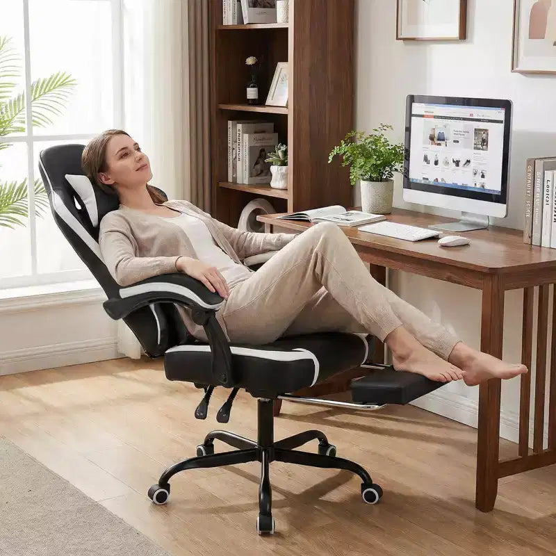 Silla Gaming Costway con reposacabezas, soporte lumbar, reposabrazos de unión y respaldo reclinable, blanco y negro/azul marino y negro
