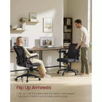 Silla de oficina ergonómica de malla VASAGLE con soporte lumbar ajustable, función de inclinación de 90-105°, asiento ancho, reposabrazos abatibles